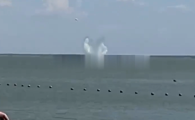 російський Су-25 на очах у "курортників" гепнувся у море
