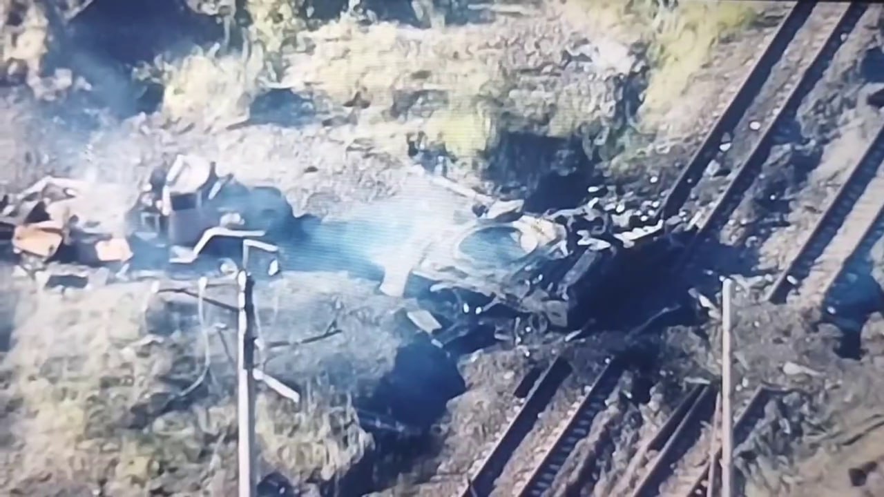 Згорів вщент: Як FPV-безпілотник підірвав російський Т-90М “Прорив”, який окупанти кинули на дорозі