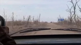 Момент прильоту українського FPV-дрону автомобілем російський…